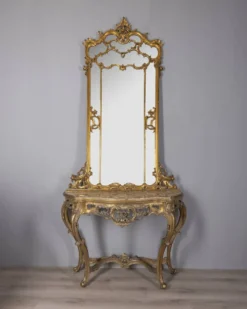 Console antique classique en bois décorée avec un miroir de la fin du 19e siècle.