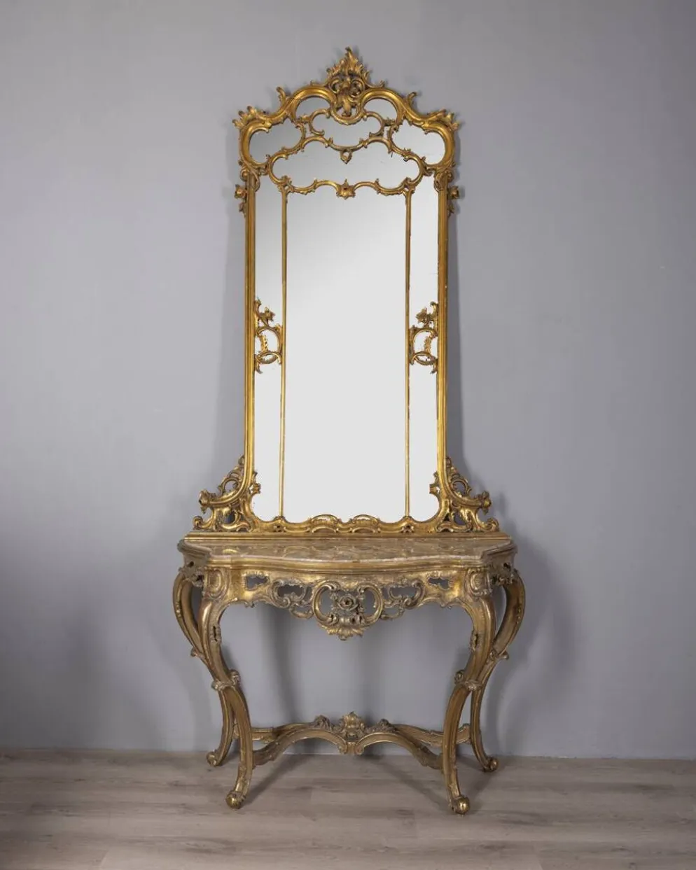 Console antique classique en bois décorée avec un miroir de la fin du 19e siècle.