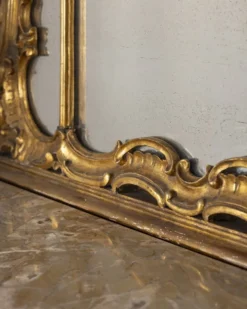 Console antique classique en bois décorée avec un miroir de la fin du 19e siècle.
