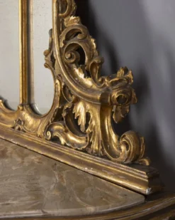Console antique classique en bois décorée avec un miroir de la fin du 19e siècle.