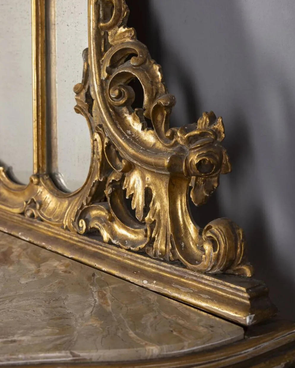 Console antique classique en bois décorée avec un miroir de la fin du 19e siècle.