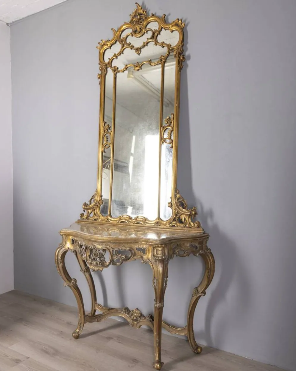 Console antique classique en bois décorée avec un miroir de la fin du 19e siècle.
