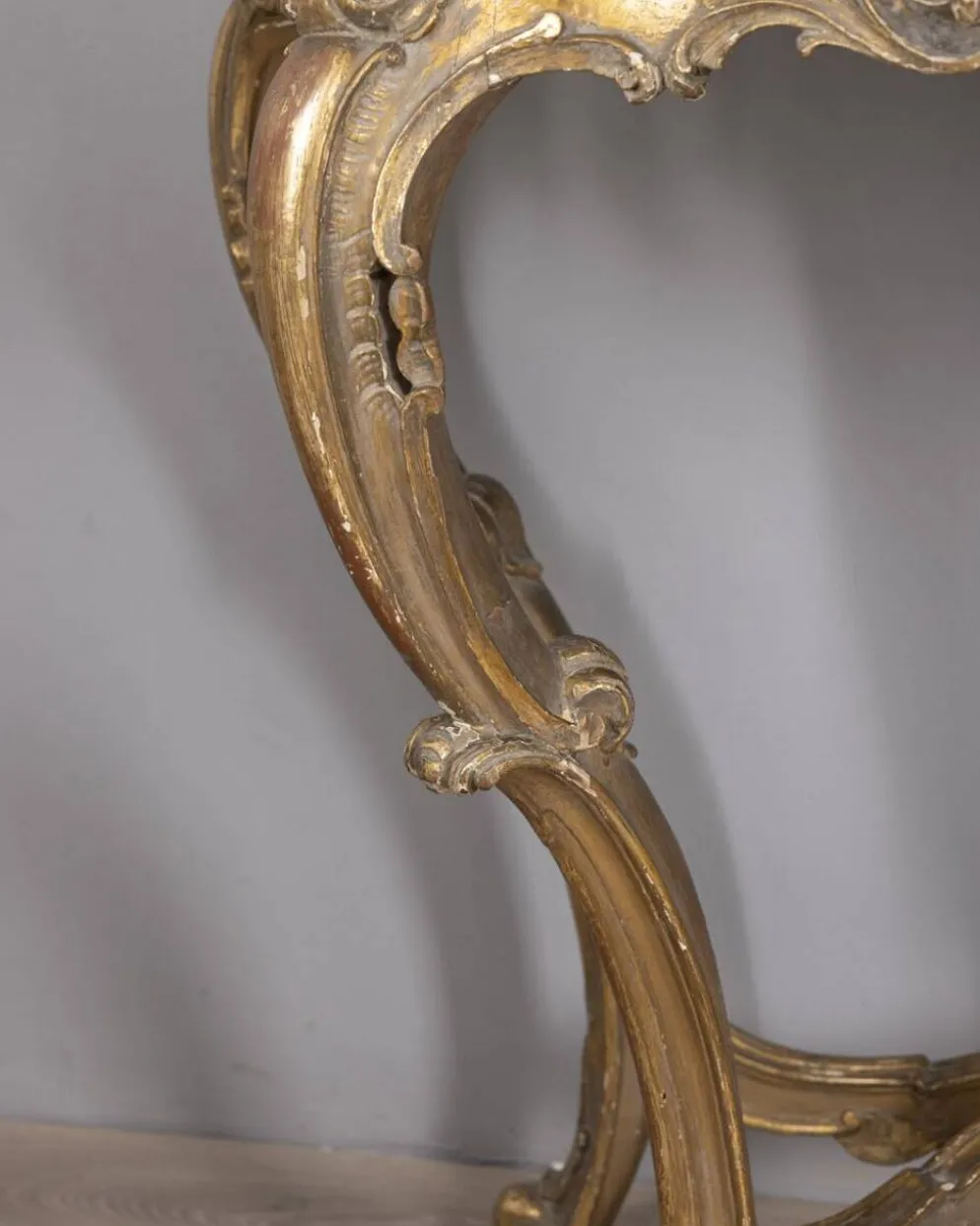 Console antique classique en bois décorée avec un miroir de la fin du 19e siècle.