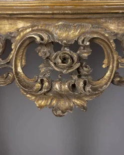 Console antique classique en bois décorée avec un miroir de la fin du 19e siècle.