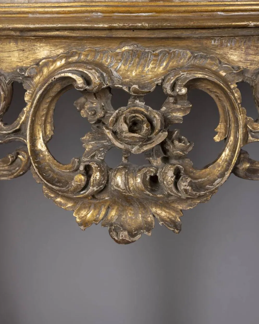 Console antique classique en bois décorée avec un miroir de la fin du 19e siècle.