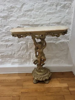 Console antique sculptée chérubin