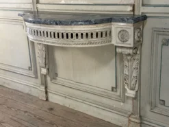 Console d’applique Louis XVI en bois sculpté, patine grise, XVIIIème siècle