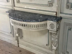 Console d’applique Louis XVI en bois sculpté, patine grise, XVIIIème siècle