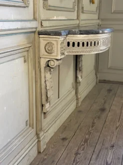 Console d’applique Louis XVI en bois sculpté, patine grise, XVIIIème siècle
