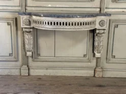 Console d’applique Louis XVI en bois sculpté, patine grise, XVIIIème siècle