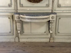 Console d’applique Louis XVI en bois sculpté, patine grise, XVIIIème siècle