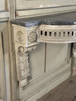 Console d’applique Louis XVI en bois sculpté, patine grise, XVIIIème siècle
