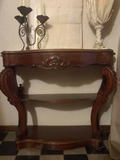 Console-desserte Napoléon III en acajou, décor sculpté de style rocaille