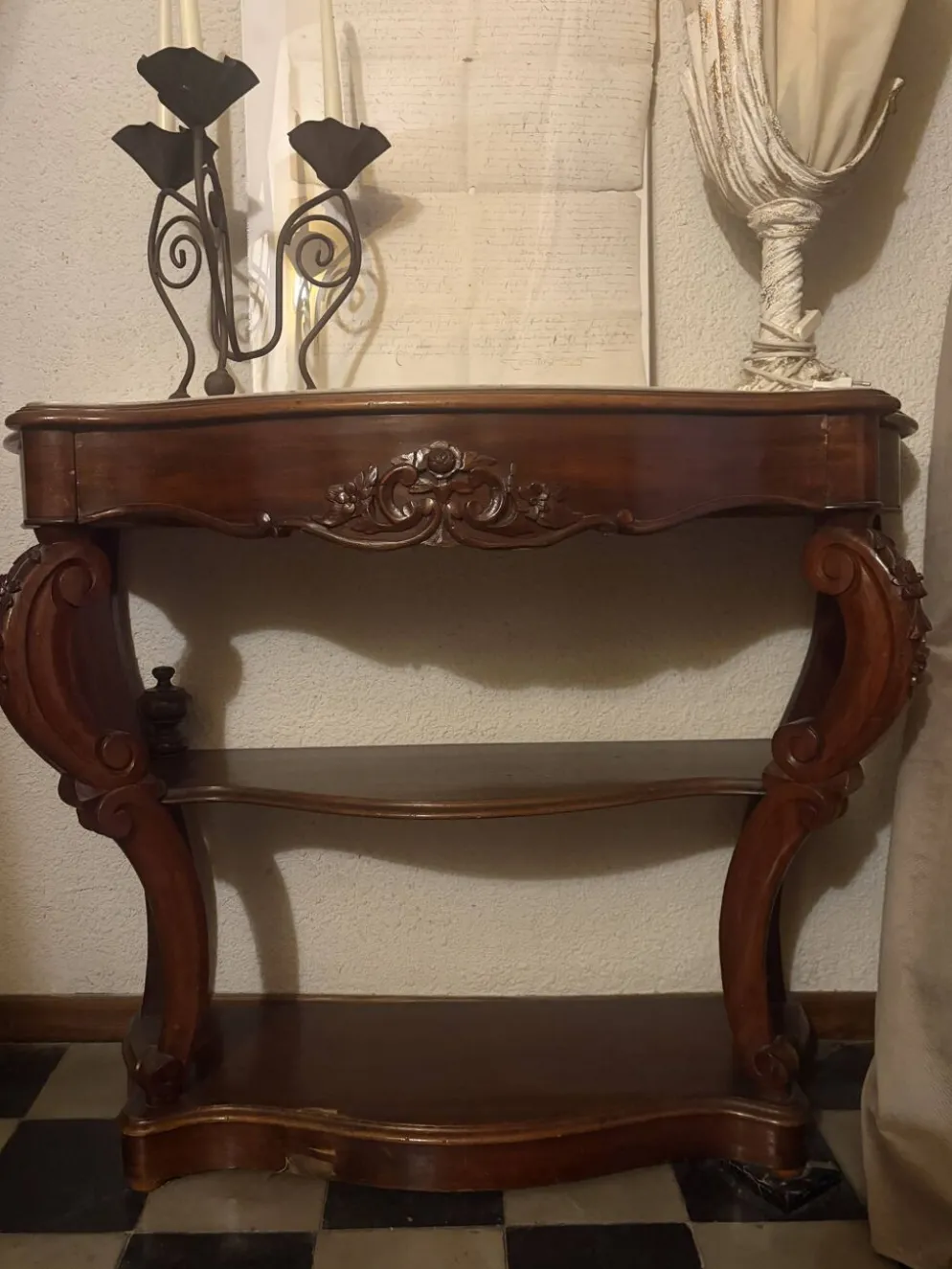 Console-desserte Napoléon III en acajou, décor sculpté de style rocaille