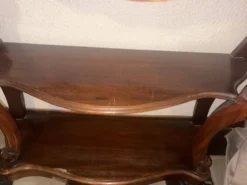 Console-desserte Napoléon III en acajou, décor sculpté de style rocaille