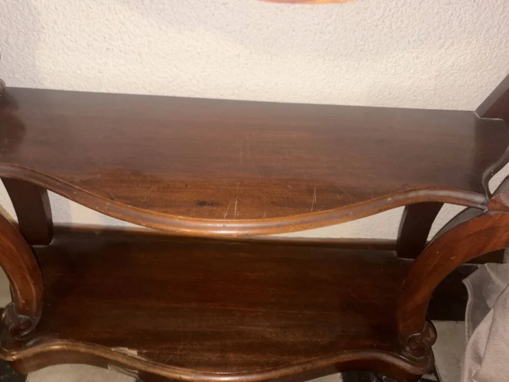 Console-desserte Napoléon III en acajou, décor sculpté de style rocaille
