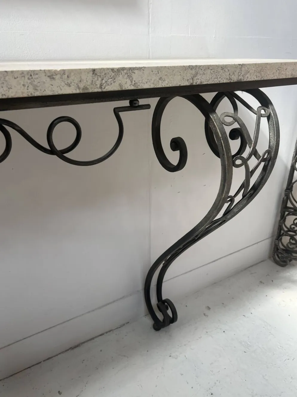 Console de style Art Déco en fer forgé martelé XX siècle