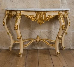 Console de style Louis XV – Bois laqué crème et doré – Dessus de marbre