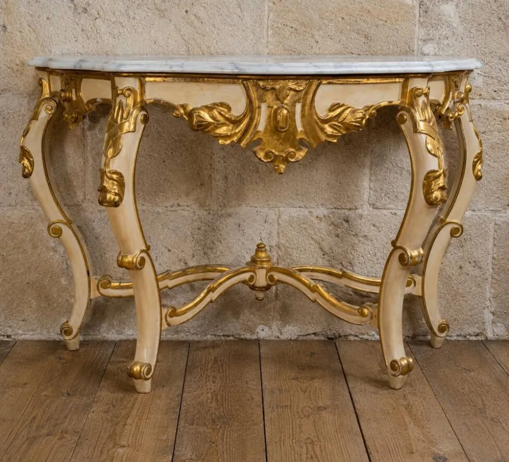 Console de style Louis XV – Bois laqué crème et doré – Dessus de marbre