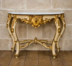 Console de style Louis XV – Bois laqué crème et doré – Dessus de marbre