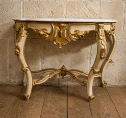 Console de style Louis XV – Bois laqué crème et doré – Dessus de marbre