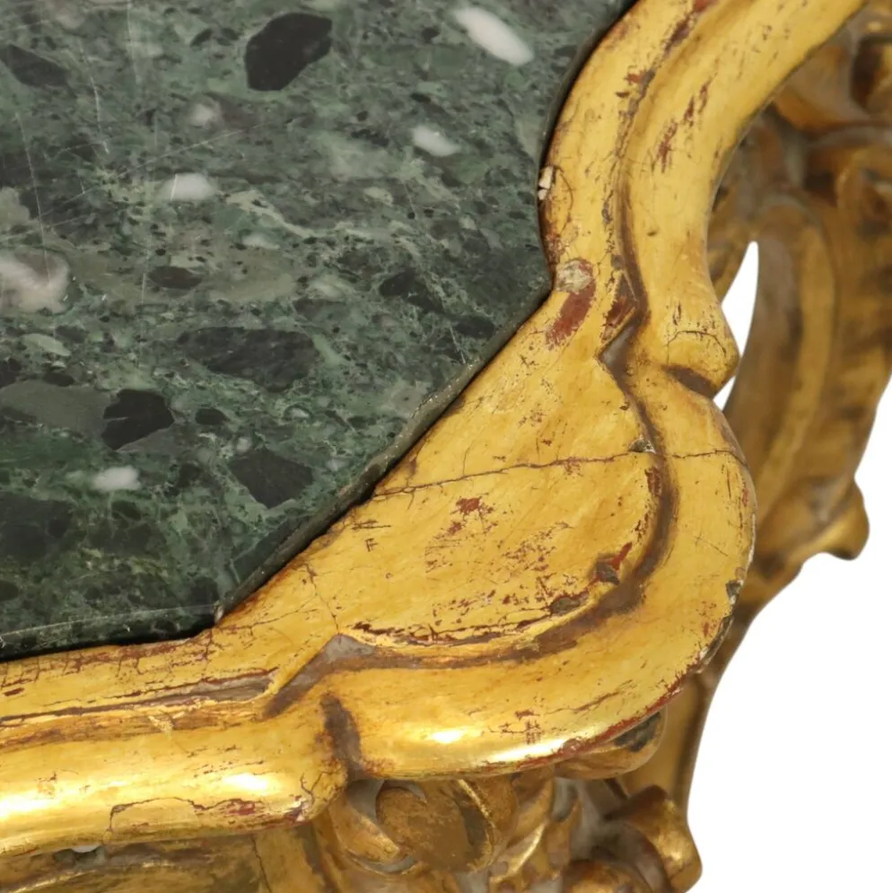 Console de style Louis XV en bois doré à la feuille d'or et marbre.