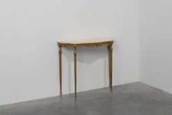 Console de style Louis XVI avec piètement en cuivre et plateau en travertin, Italie