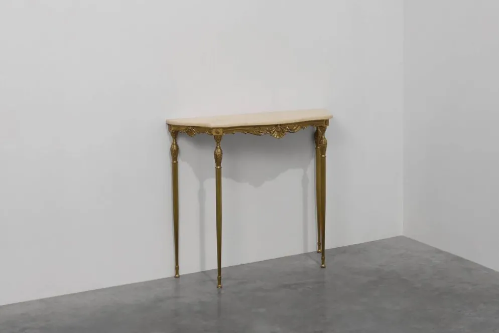 Console de style Louis XVI avec piètement en cuivre et plateau en travertin, Italie