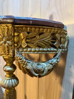 Console de style Louis XVI en bois doré et sculpté
