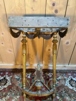 Console de style Louis XVI en bois doré et sculpté