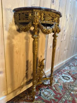 Console de style Louis XVI en bois doré et sculpté