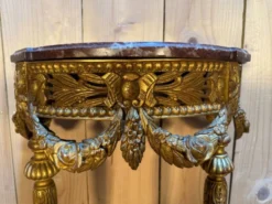 Console de style Louis XVI en bois doré et sculpté