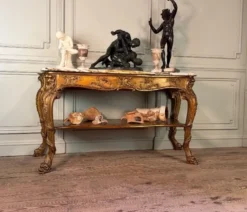 Console en bois doré, quatre pieds garnis de monstres marins, marbre brèche violette, vers 1900