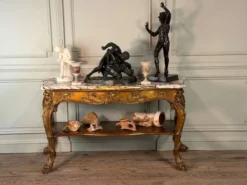 Console en bois doré, quatre pieds garnis de monstres marins, marbre brèche violette, vers 1900