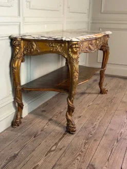 Console en bois doré, quatre pieds garnis de monstres marins, marbre brèche violette, vers 1900