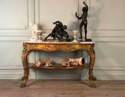 Console en bois doré, quatre pieds garnis de monstres marins, marbre brèche violette, vers 1900