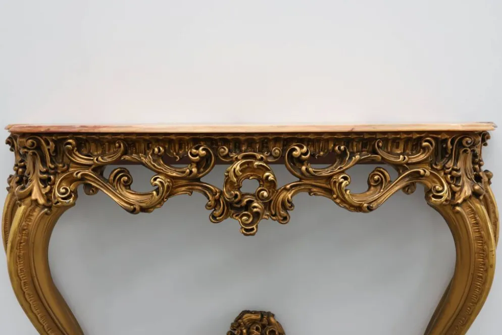 Console en bois doré sculpté avec plateau en marbre rose, style Louis XV / Rococo, It
