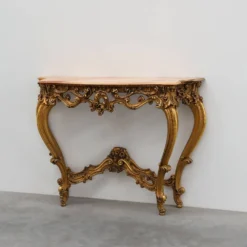 Console en bois doré sculpté avec plateau en marbre rose, style Louis XV / Rococo, It
