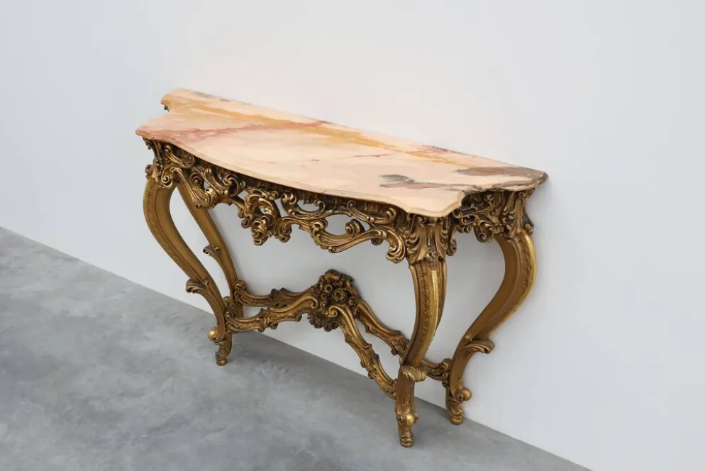 Console en bois doré sculpté avec plateau en marbre rose, style Louis XV / Rococo, It