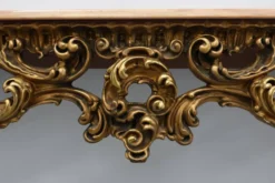 Console en bois doré sculpté avec plateau en marbre rose, style Louis XV / Rococo, It