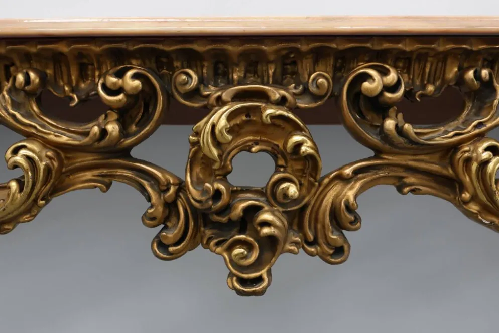 Console en bois doré sculpté avec plateau en marbre rose, style Louis XV / Rococo, It