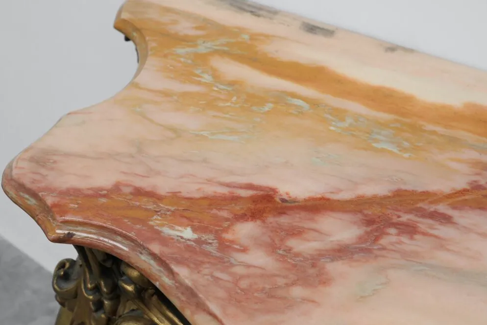 Console en bois doré sculpté avec plateau en marbre rose, style Louis XV / Rococo, It