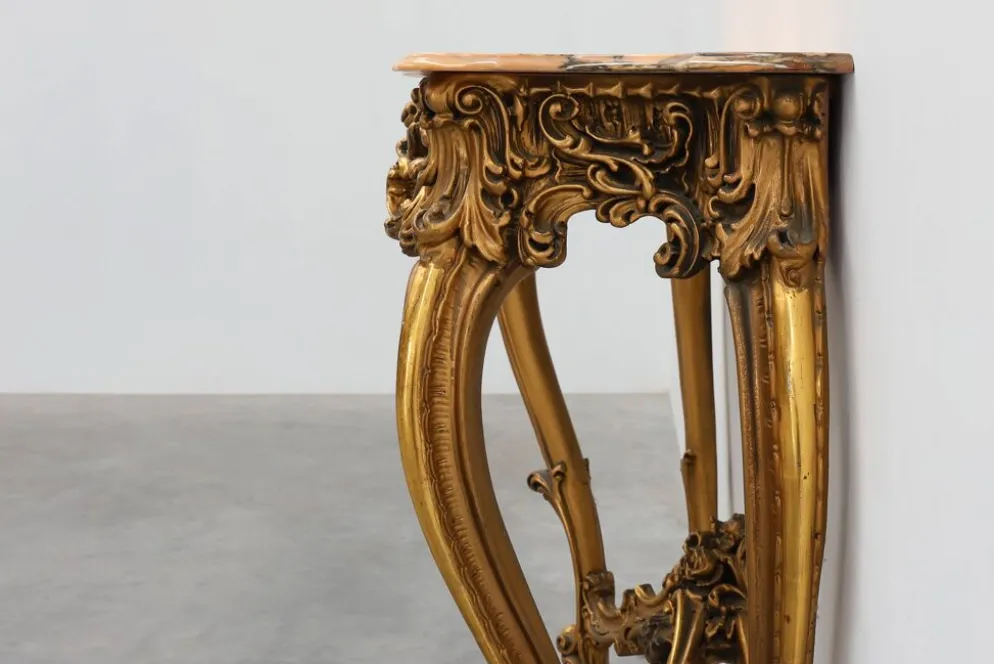 Console en bois doré sculpté avec plateau en marbre rose, style Louis XV / Rococo, It