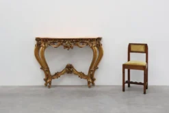 Console en bois doré sculpté avec plateau en marbre rose, style Louis XV / Rococo, It