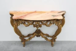 Console en bois doré sculpté avec plateau en marbre rose, style Louis XV / Rococo, It