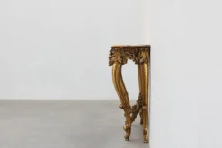 Console en bois doré sculpté avec plateau en marbre rose, style Louis XV / Rococo, It