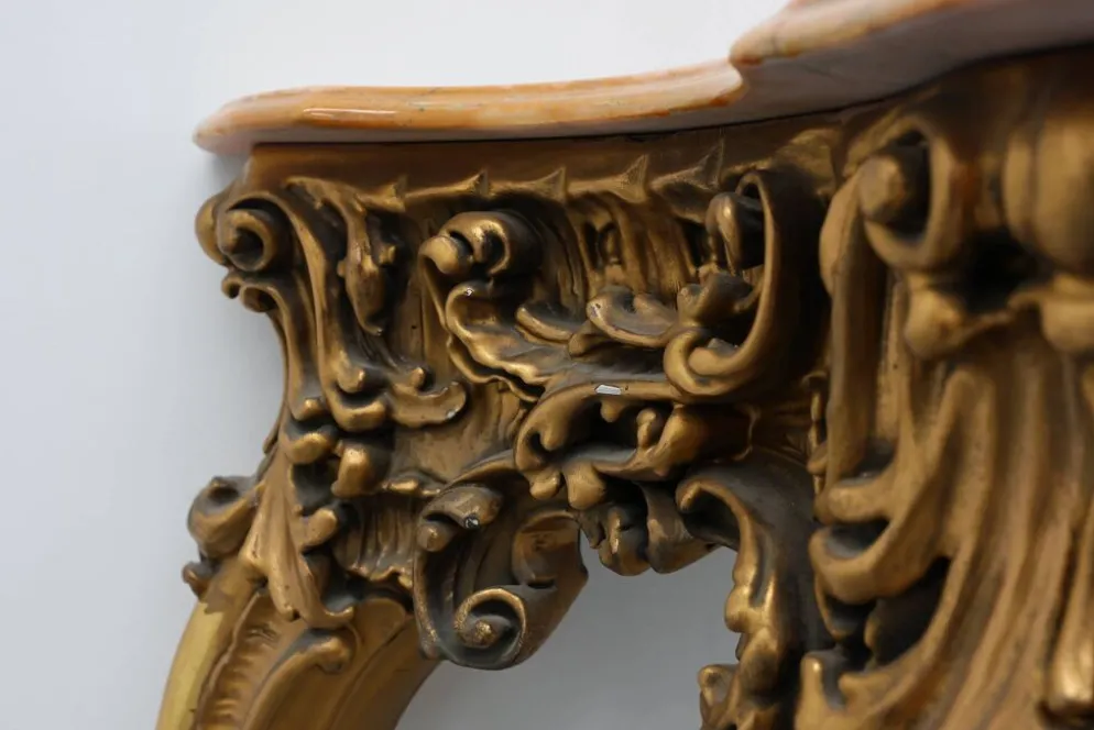 Console en bois doré sculpté avec plateau en marbre rose, style Louis XV / Rococo, It