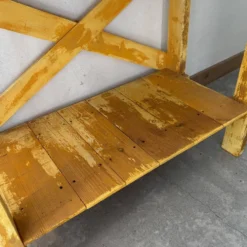 Console en bois, patine jaune