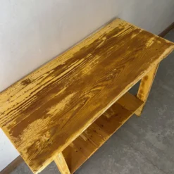 Console en bois, patine jaune