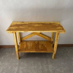 Console en bois, patine jaune